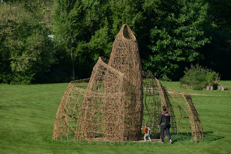 Poetics of Emptiness - Installation (2022) - Wild clematis and supporting structure in round steel by Véronique Matteudi