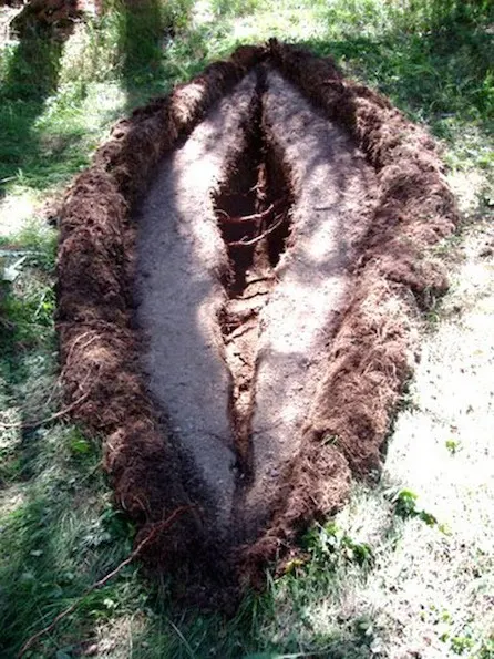 The Origin of the World - Installation (2006) - earth ground by Véronique Matteudi