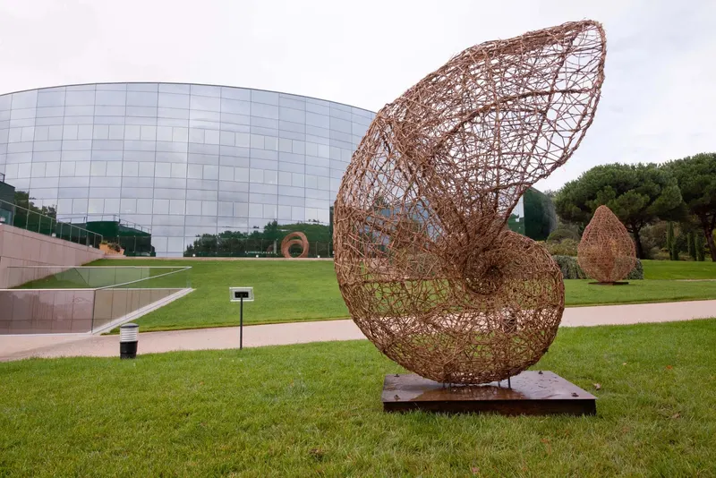 The Nautilus - Installation (2018) - Wild clematis and structure in round steel bar by Véronique Matteudi