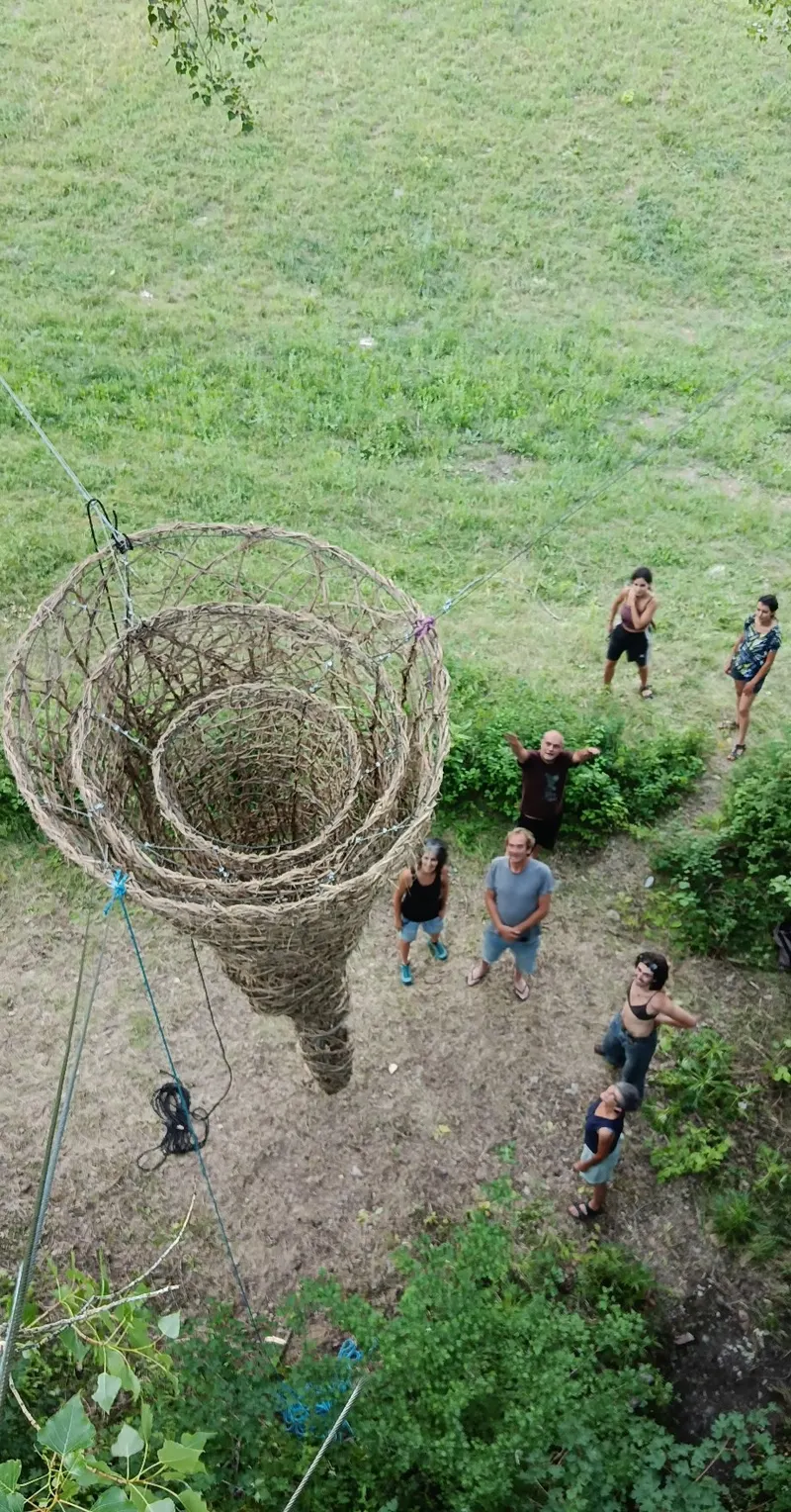 Hydro - Installation (2026) - Wild clematis, driftwood from the Arnayon River and structure in round steel bar by Véronique Matteudi
